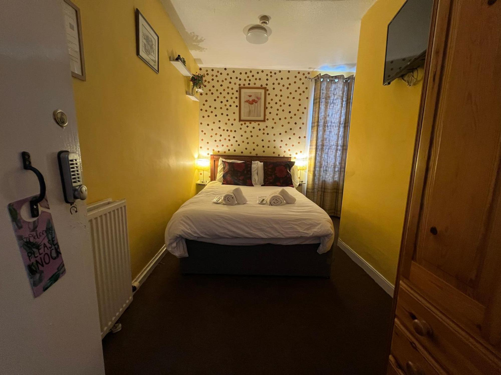 Self Check In Only The Castle, Bed & Breakfast