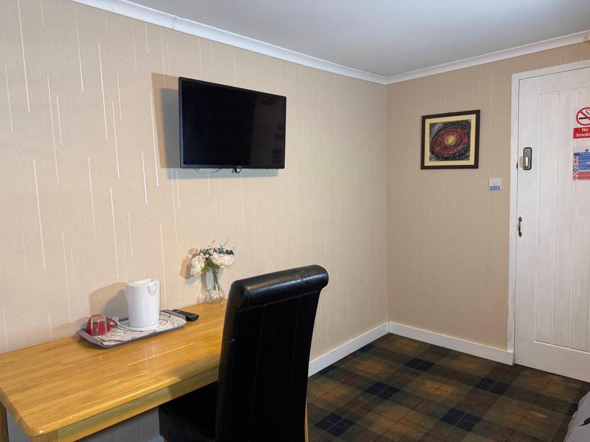 Modern With Self Check-in The Castle, Bed & Breakfast