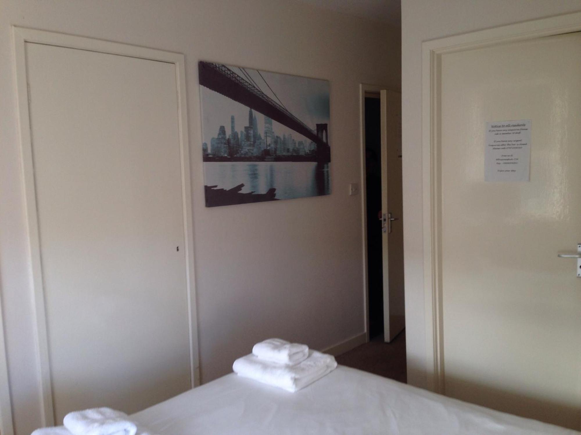 Modern With Self Check-in The Castle, Bed & Breakfast 2*